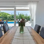 Deluxe Villa Trget