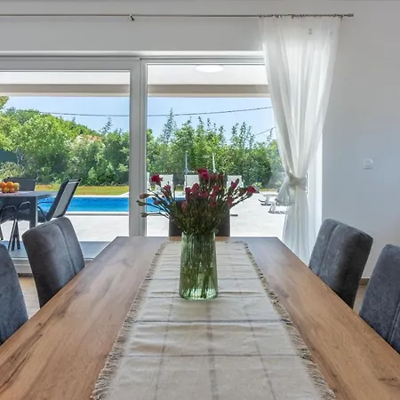 Deluxe فيلة Trget